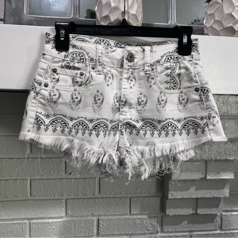 American Eagle Sz 0 Stretch Boho Print Distressed Jean Shorts  White and Black